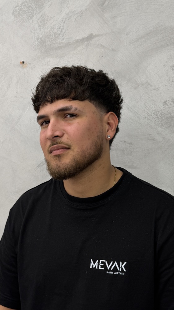 Carlos Marval, barbero en Mevak Hair Artists